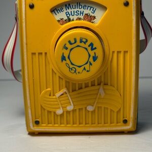 FISHER-PRICE  Wind-Up Music Box Pocket Radio #758 The Mulberry Bush 1970 -works